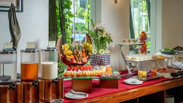 Petit déjeuner continental (15 USD par personne)