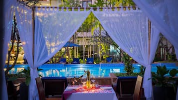 2 Restaurants, Frühstück, Mittagessen, lokale und internationale Küche