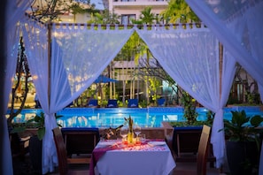 2 restaurants; breakfast, lunch and dinner served 