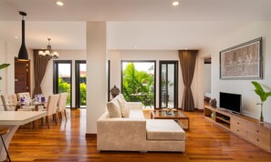 Unit with 2 bedrooms | Area keluarga | TV LCD