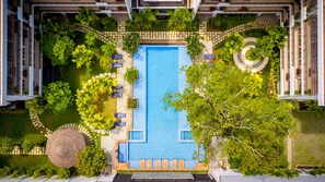 Piscine extérieure, parasols de plage, chaises longues
