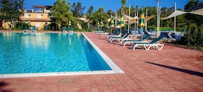 Piscina all'aperto, lettini
