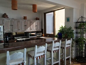 Villa Deluxe, 2 habitaciones | Cocina privada | Frigorífico grande, microondas, horno y placa de cocina