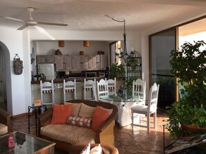 Villa Deluxe, 2 chambres | Aire de séjour | Téléviseur à écran plat