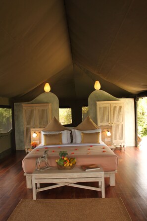 Luxe suite | Een kluis op de kamer, een bureau, een laptopwerkplek, gratis wifi