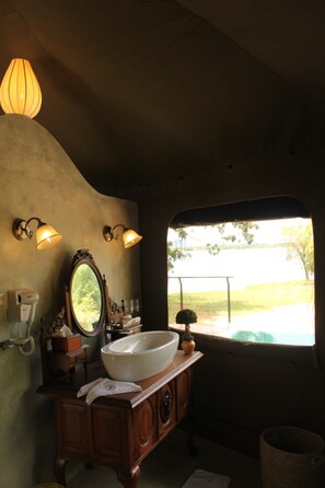 Luxury Suite | Bathroom | Rainfall showerhead, free toiletries, hair dryer, bathrobes - Flameback Eco Lodge (Weerawila)