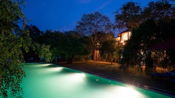 Utendørsbasseng og solsenger