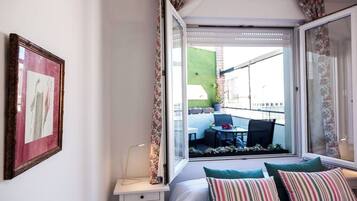 2 makuuhuonetta, silitysrauta/-lauta, vauvan matkasänky, internet