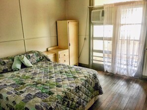 Habitación doble, 1 cama matrimonial, baño compartido | Wifi gratis y ropa de cama