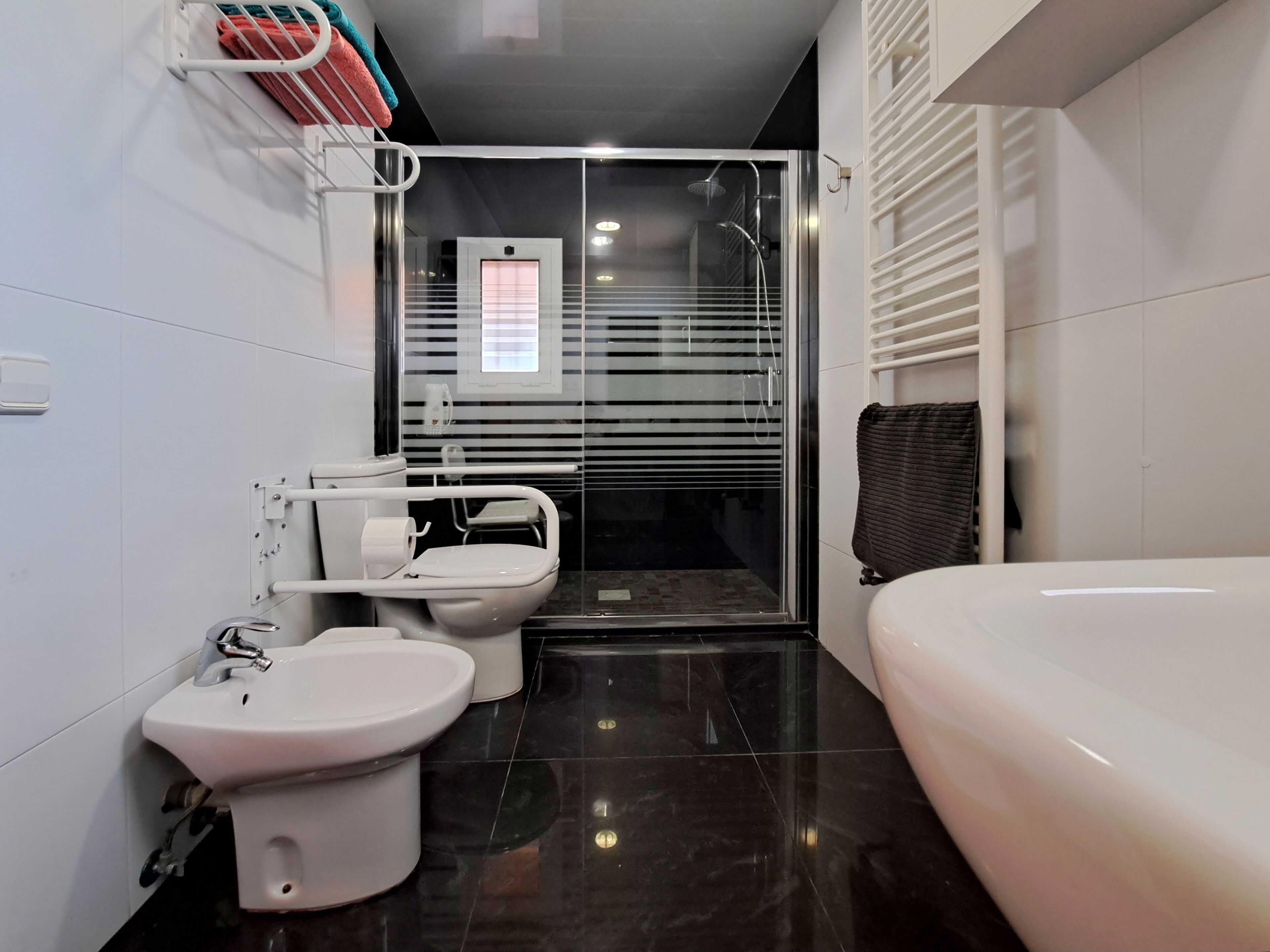 Sèche-cheveux, bidet, serviettes fournies, savon