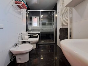 Secadora de cabello, bidet, toallas, jabón 