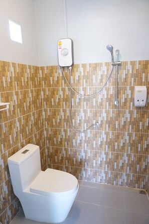 Standaard tweepersoonskamer | Badkamer | Een douche, gratis toiletartikelen, handdoeken