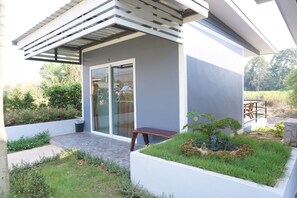 Habitación estándar doble | Escritorio, cortinas opacas, camas supletorias y wifi gratis