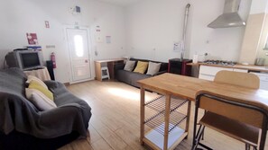 Smart-TV, Kamin, DVD-Player, Tischfußball