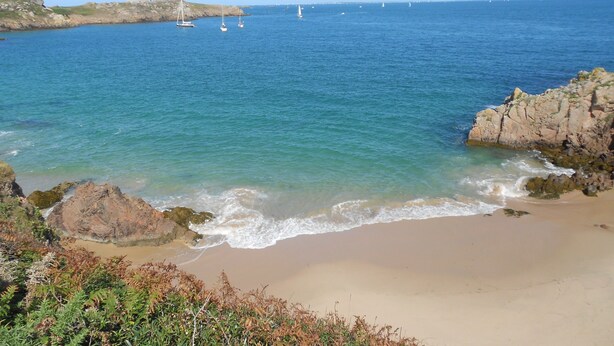 A coastal beach with clear blue waters, rocky outcrops, and sailboats in the distance. - Nice sea view, south facing, Wifi, Parking, 50 m from beach & Thalasso (Quiberon)