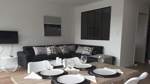 A modern living room with a dining area. - Nice sea view, south facing, Wifi, Parking, 50 m from beach & Thalasso (Quiberon)