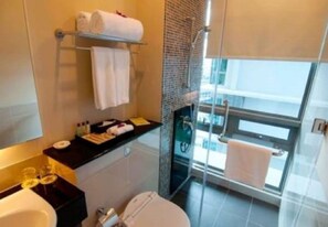 Dusche, kostenlose Toilettenartikel, Haartrockner, Handtücher