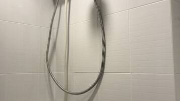 Appart'hôtel Confort | Salle de bain | Douche, articles de toilette gratuits, serviettes fournies