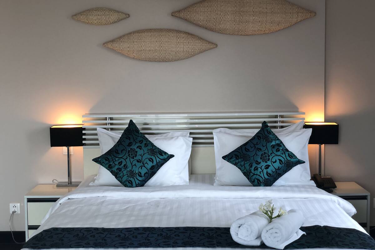 Egyptian cotton sheets, premium bedding, pillowtop beds, minibar