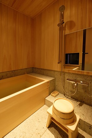 Traditionellt hus - icke-rökare (Kyoto-style, Dog Friendly) | Badrum | Badkar och dusch, djupt badkar, gratis toalettartiklar och hårtork