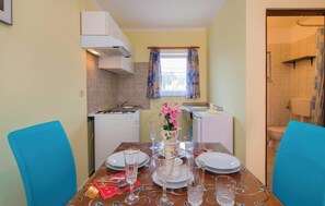 Kühlschrank, Herdplatte, Wasserkocher mit Kaffee-/Teezubehör