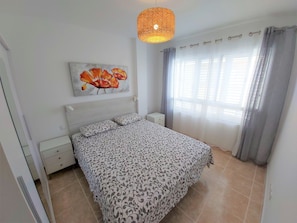 1 slaapkamer, een strijkplank/strijkijzer, wifi, beddengoed