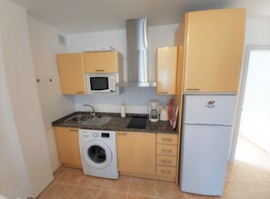Kühlschrank, Mikrowelle, Herdplatte, Wasserkocher mit Kaffee-/Teezubehör