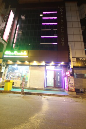 Front of property - evening/night - Hotel Hill Palace (New Delhi)