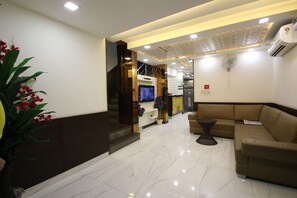 Lobby sitting area - Hotel Hill Palace (New Delhi)