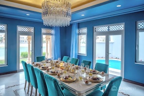 Villa, 6 chambres, piscine privée, en front de plage | Restauration dans la chambre