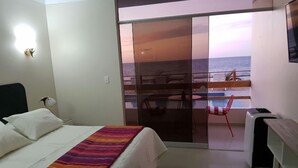 Habitación con 2 camas individuales | Minibar y caja de seguridad en la habitación 