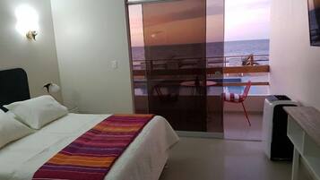 Minibar y caja de seguridad en la habitación