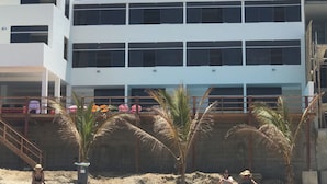 Vista frontal de la propiedad