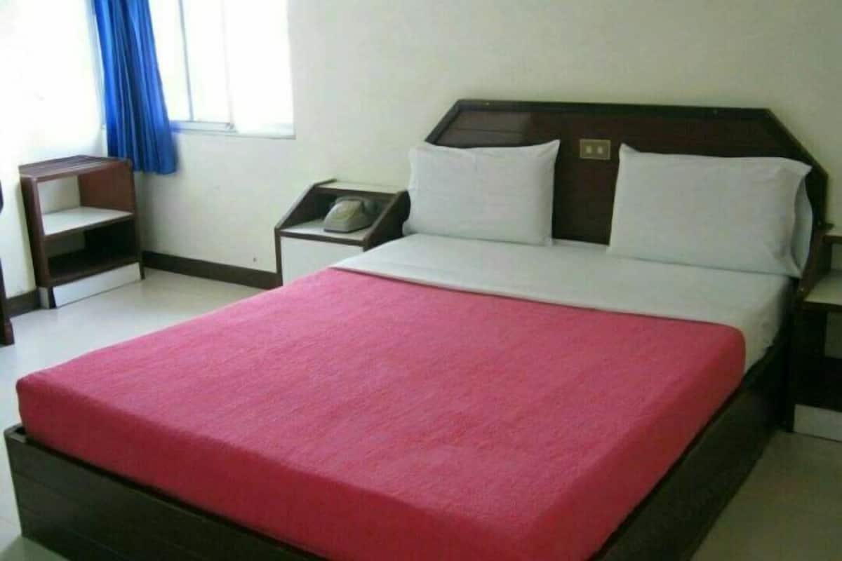 Desk, free WiFi, bed sheets