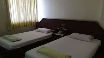 Standard Twin Room with Fan | 書桌、免費無線上網、床單