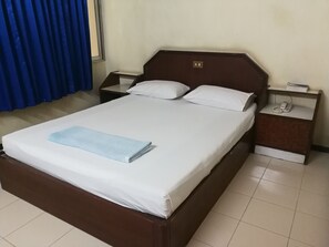 Standard Room with Fan (Big Single Bed) | Desk, free WiFi, bed sheets - Ho Fah Hotel (Phatthalung)