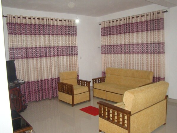 Habitación familiar | Área de sala de estar | Televisión de pantalla plana