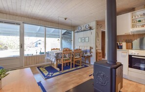 Kjøleskap, kokeplater, oppvaskmaskin og kaffetrakter/tekoker