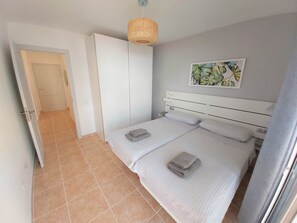 1 dormitori, planxa i posts de planxar, wifi i roba de llit 