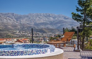 Outdoor spa tub - Lovely home in Split with jacuzzi (Split)