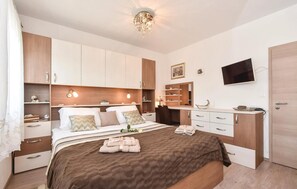 4 bedrooms, travel crib, free WiFi, bed sheets - Lovely home in Split with jacuzzi (Split)