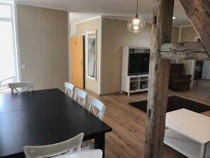 Unclassified image, 3 of 8, button