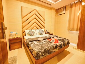 In-room safe, desk, free WiFi, bed sheets - Hotel Gold Star Inn (New Delhi)