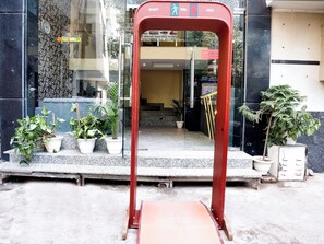 Property entrance - Hotel Gold Star Inn (New Delhi)