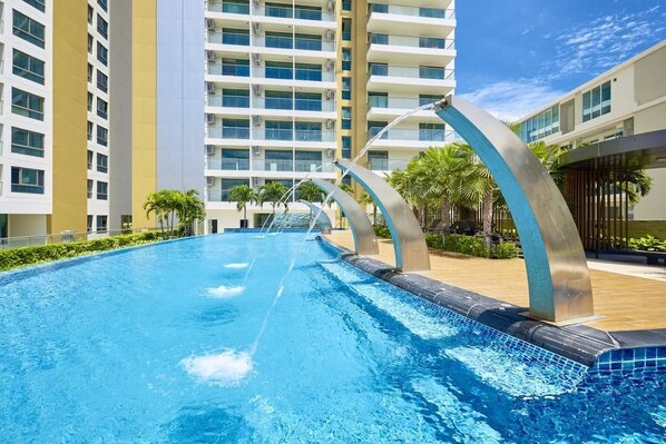 Outdoor pool - The Peak Towers by Mypattayaholiday (Pattaya)