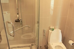 Studio | Bathroom | Shower, free toiletries, hair dryer, towels - The Peak Towers by Mypattayaholiday (Pattaya)