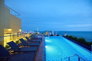 Outdoor pool - The Peak Towers by Mypattayaholiday (Pattaya)