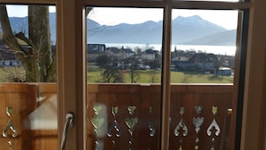 A wooden door with a view of a lake and mountains through a window. - Junior Suite - Grablerhof (Unterroith)