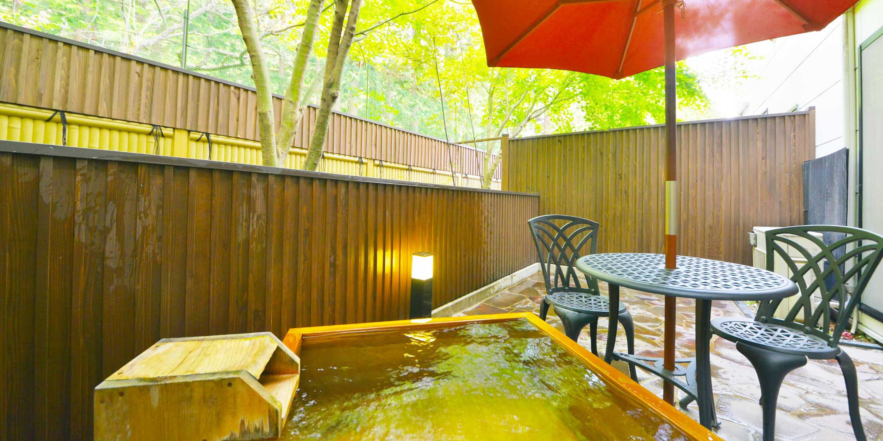 双床房, 吸烟房 (Maisonette,with Private Open-air Bath) | 浴室 | 独立的浴缸和淋浴、免费洗浴用品、吹风机、浴袍