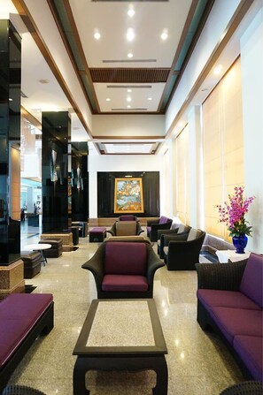 Lobby sitting area - Songphanburi Hotel (Suphan Buri)